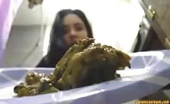Girl with thick booty shitting