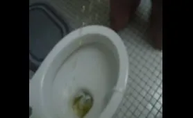 Man Pees in an Extreme Way