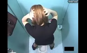 Japanese Babe Takes a Nice Dump