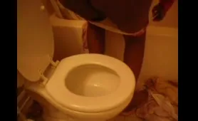 Latina Babe Takes a Tiny Dump