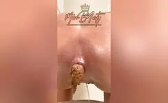 Tattooed babe shitting