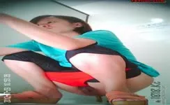 Spying on asian teen shitting