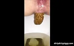 Amateur lady shitting long turd 
