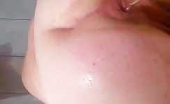 Chubby babe injects water in her ass