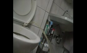 Woman Takes a Piss in an Extreme Way