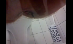 Curvy Babe Tries to Poop