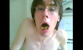 Hottie Takes a Big Sloppy Shit