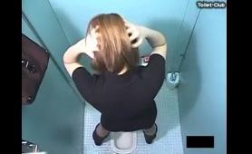Japanese Babe Takes a Nice Dump