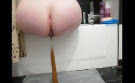 Amateur Lady Poops in Bath Tub