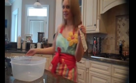 Amateur Babe Creates a Shit Pudding