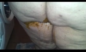 Curvy Chick Poops in Panties