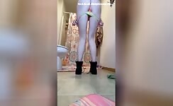 Sexy Lady Dumps a Load